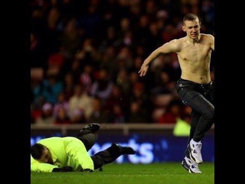 Sunderland Fan invades pitch and trolls stewards