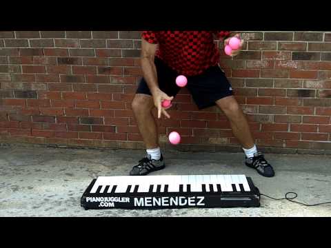 Ο ζoγκλέρ που παίζει πιάνο πετώντας τα μπαλάκια στα πλήκτρα! (Video)