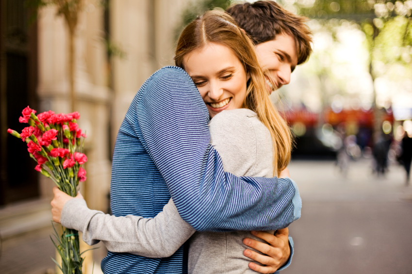 Μάθε να αγκαλιάζεις μία γυναίκα σωστά –  Χρήσιμα tips!