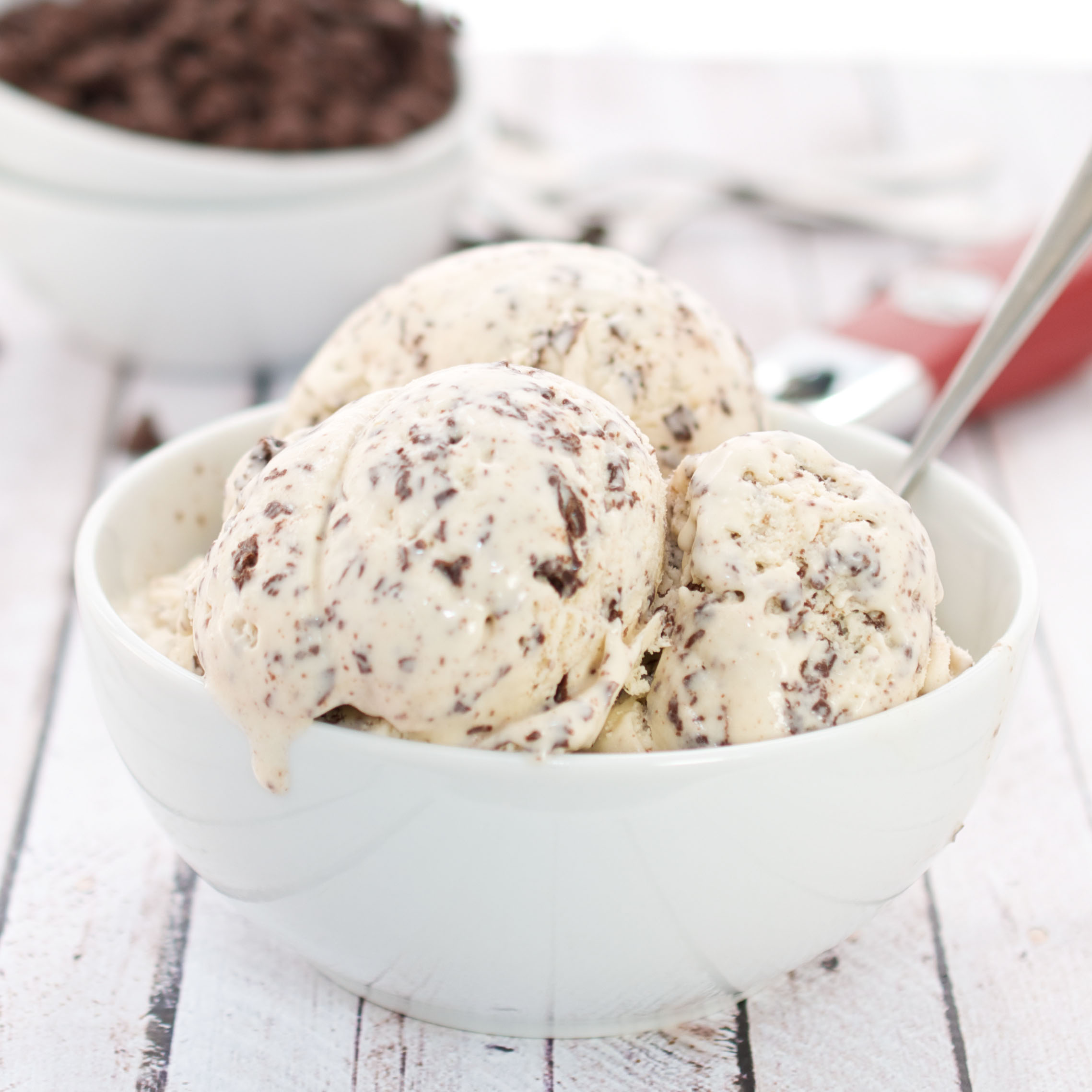 Καλοκαιρινή συνταγή: Σπιτικό παγωτό με κομμάτια σοκολάτας!