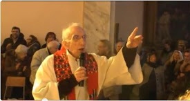 Ιερέας τραγουδάει αντιφασιστικό τραγούδι μέσα στο ναό!
