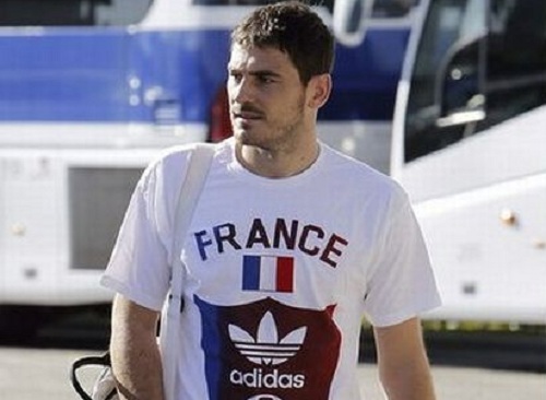 Why Iker Casillas is wearing France’s shirt?