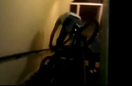 Αυτός ο τύπος είχε ιδέα να κατέβει τις σκάλες με το ποδήλατο… Δείτε την κατάληξη του!