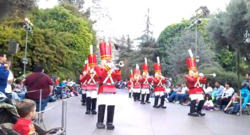 Πτώση στην παρέλαση της Disneyland