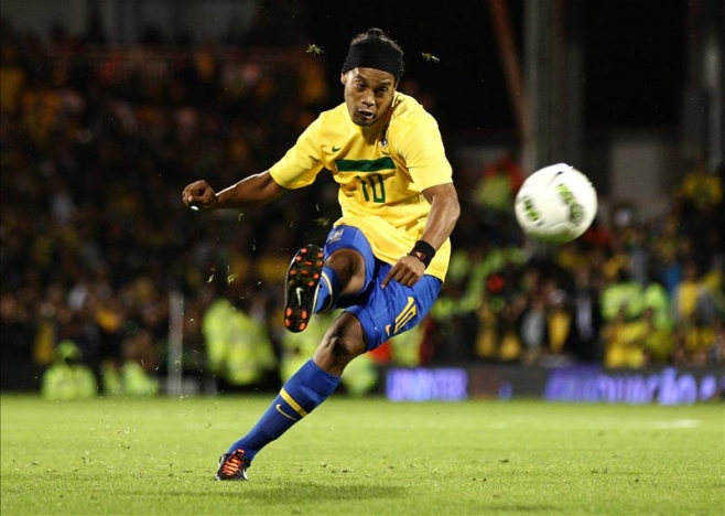 Ronaldinho’s Top 10 Free Kicks Ever! (Video)