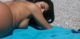 Καυτή εγχώρια τσοντο-πρωταγωνίστρια τούρλωσε γυμνό κ@λο στην παραλία