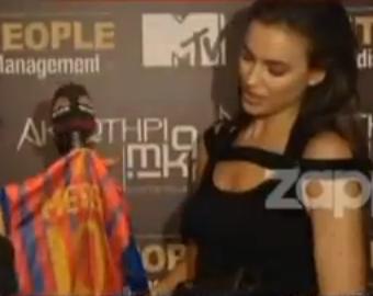 Irina Shayk in Greece:What did just saw Messi’s jersey?