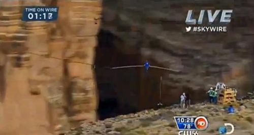 Ισορρόπησε πάνω από το Grand Canyon χωρίς καμία προστασία