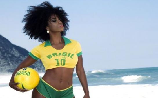 Ivi Pizzott: Brazilian dancer plays football! [pics]