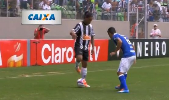 Ronaldinho amazing NO LOOK pass! [video]