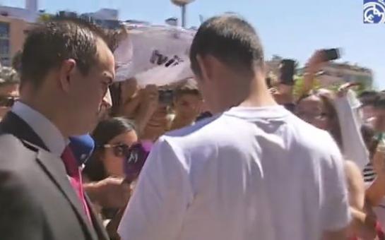 James Rodriguez signs autographs for the Madrid fans! [video]