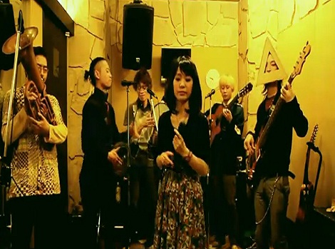 Aπίστευτο! «Σήκω χόρεψε κουκλί μου» από Ιαπωνικό συγκρότημα…
