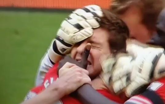 Steven Gerrard burst into tears after Liverpool beat Man City! [Vine]