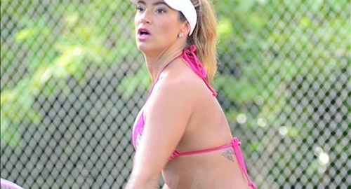 Η Jennifer Nicole Lee δείχνει το σωστό γδύσιμο, για να παίξει μια κοπέλα τέννις!