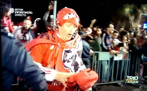 Epic Fail: Benfica’s manager mistaken for a fan by police! [video]