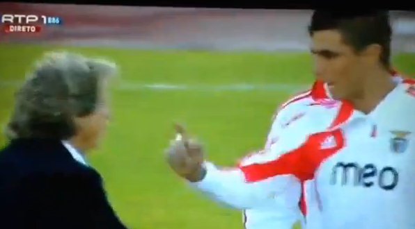 Footballer attacks his own coach! (video)