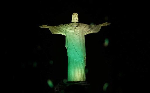 Το άγαλμα του Ιησού στο Ρίο αλλάζει χρώμα για κάθε έναν από τους 32 του Μουντιάλ! [video]