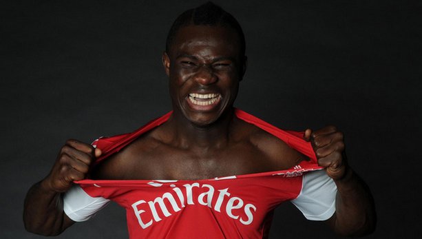 Arsenal’s Emmanuel Frimpong decorated his house with a bunch of Christmas lights!