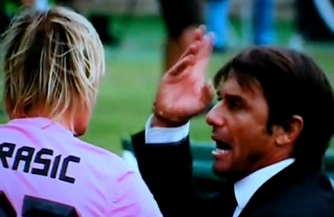 Conte is shouting in front of his own player face! (video)