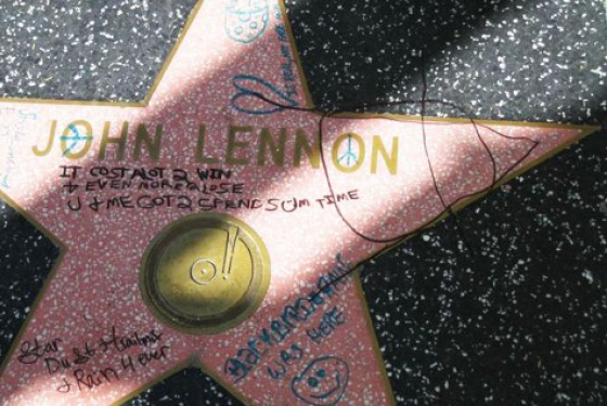 Κατέστρεψαν το αστέρι του Lennon
