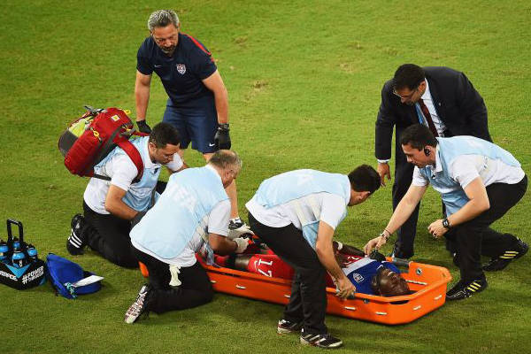 Ξεκαρδιστικά στιγμιότυπα τραυματιοφορέων στα γήπεδα! (vid)