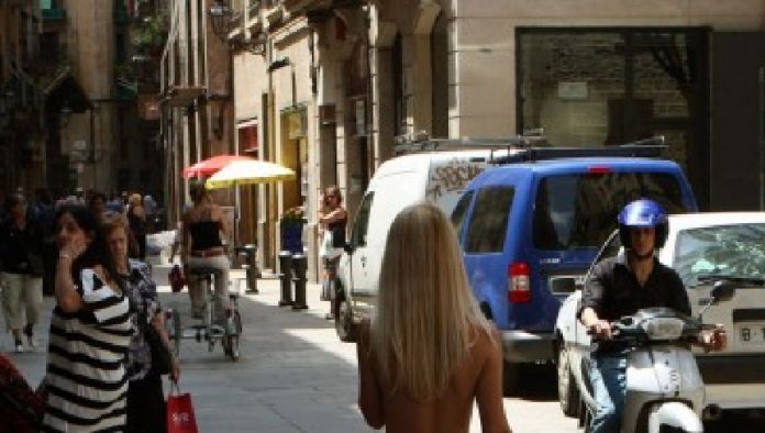 ΕΜΦΡΑΓΜΑ: Βγήκε και έκανε βόλτα ολόγυμνη μέσα στην Βαρκελώνη!!(pics)
