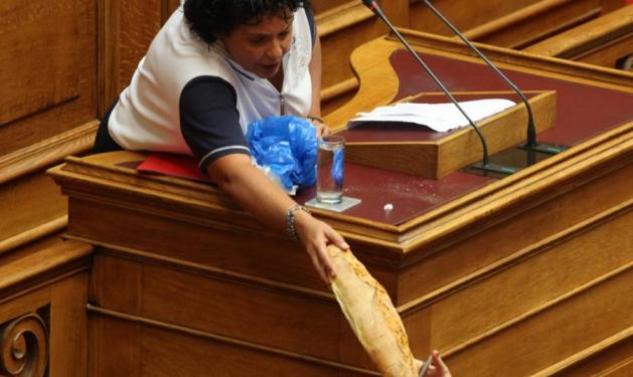 Έμπνευση η Λιάνα Κανέλλη στην Βουλή με το καρβέλι! Τώρα και στο facebook!