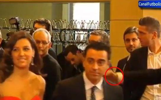 Zlatan Ibrahimovic gives Xavi a slap at the Ballon d’Or gala! [Video]