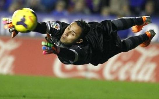 Keylor Navas incredible double save  [video]