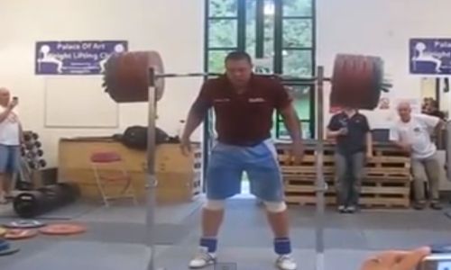 Weight lifter doesnt need his hands