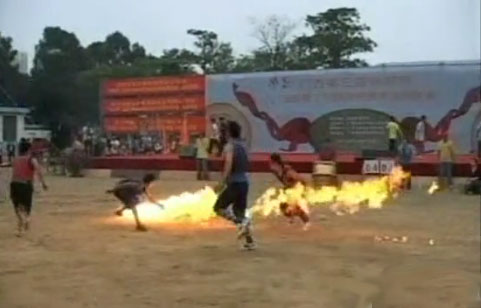 Τα πιο extreme sports παιζονται στην Κίνα! Θα πάθετε πλάκα με το βίντεο!