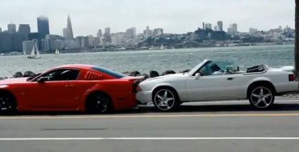 Δύο Mustang, ένα Corvette και τρελό πισωκόλλημα!