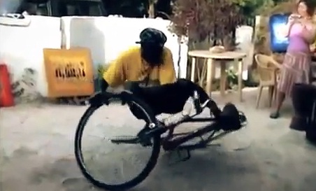 Τα εντυπωσιακά κόλπα με το ποδήλατο ενός street performer στην Σενεγάλη