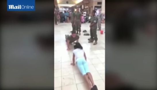 VIDEO: Κορίτσι νικάει πεζοναύτη σε διαγωνισμό push-ups!