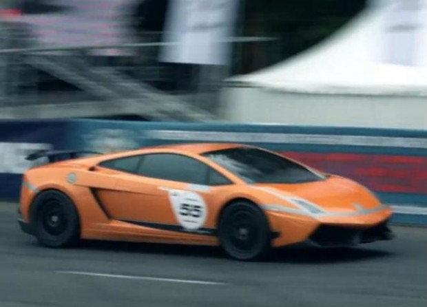 Να τι παθαίνει μια Lamborghini όταν πιάνει 402 χλμ/ώρα (video)