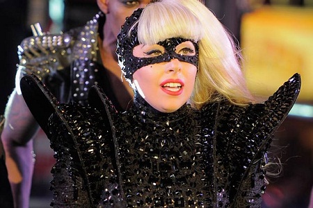 Video: Η Lady Gaga αντιγράφει την Madonna και μας δείχνει τον κ*λο της στην σκηνή!