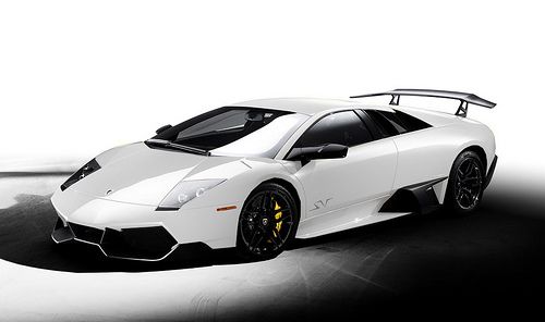 Λευκή Lamborghini Murcielago στα χέρια μιας γυναίκας!