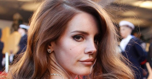 Όλο και πιο αποκαλυπτική γίνεται η Lana Del Rey!
