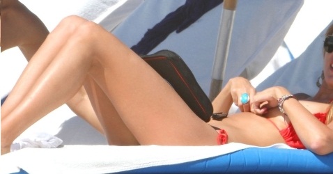 Εκρηκτικό μοντέλο topless στην παραλία με τα υπέροχά της οπίσθια τουρλωμένα..? Yes please.!