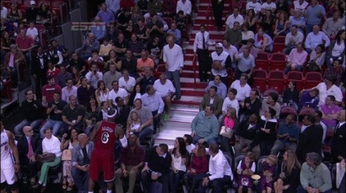 Τι κάνει ο LeBron James με τον οπαδό των Heat;