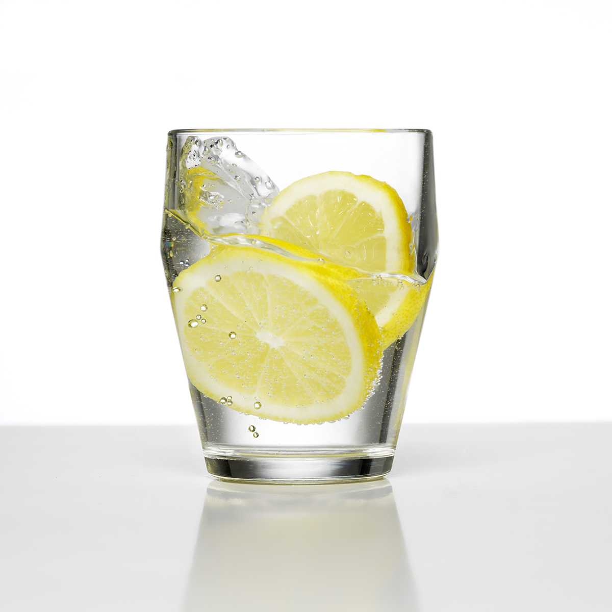 Νερό με λεμόνι: Γιατί πρέπει να πίνεις κάθε πρωί!