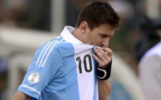 Lionel Messi Vomits again during Argentina vs Slovenia [vid]