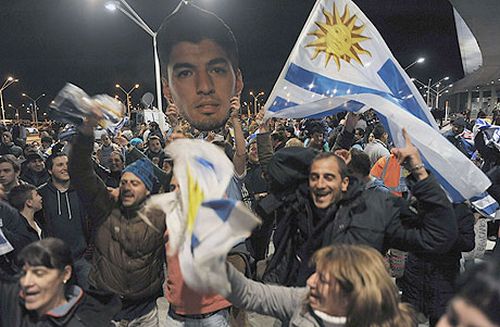 Luis Suarez receives hero’s welcome at Montevideo airport! [video]
