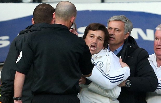 Chelsea’s assistant went MAD after Sunderland’s penalty [pics + video]