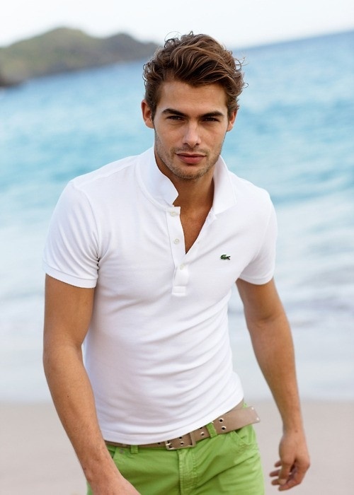 Θέλεις να αναδείξεις τους καλογυμνασμένους μύες σου; Το λευκό πόλο t-shirt είναι η ιδανικότερη επιλογή!