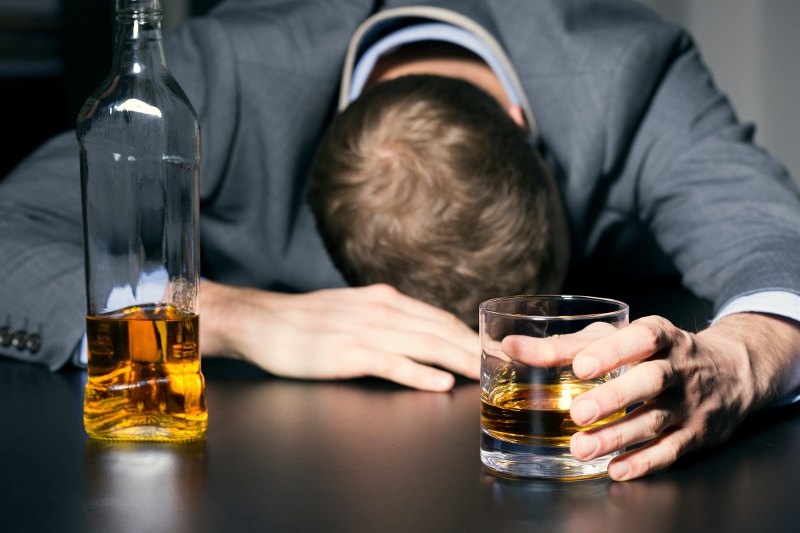 6 λάθη που κάνετε και κάνουν το hangover σας πιο δύσκολο!
