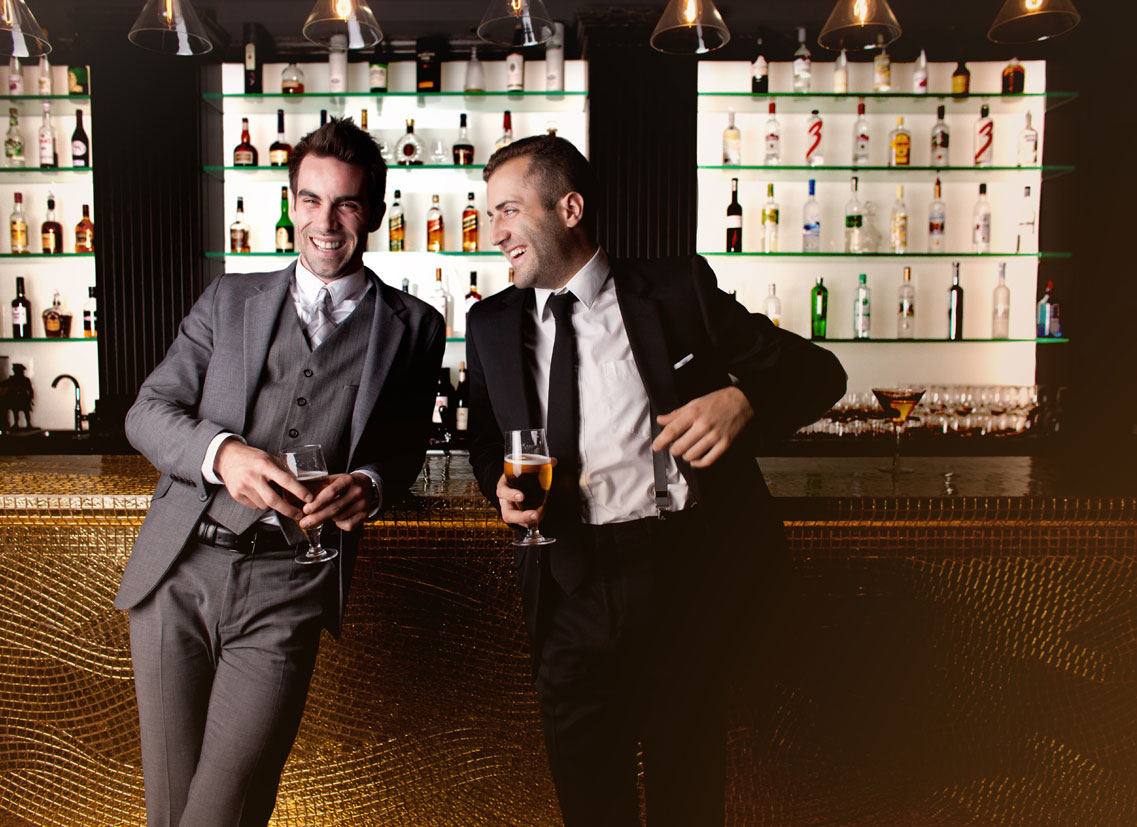 Style Code: Έχεις κανονίσει να βγεις με τους φίλους σου για ποτό σε μπαρ; Δες τι να φορέσεις!