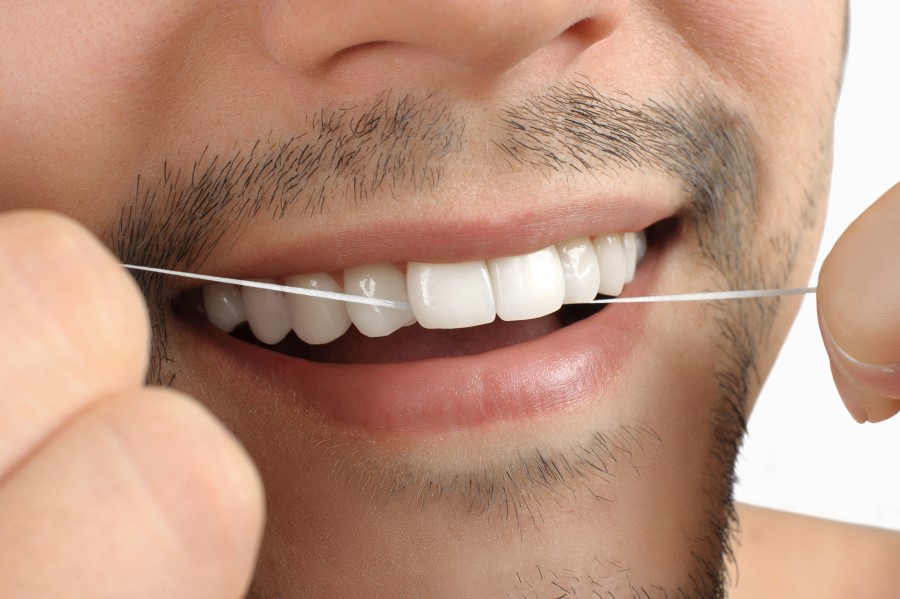 Οδοντικό νήμα: Πόσο απαραίτητη είναι η χρήση του;