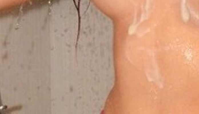 Εγχώριο τούμπανο σε γυμνές selfies στο μπάνιο απλώνει κρέμα στο …. !