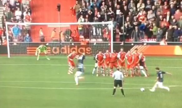 Juan Mata with a perfect freekick for Man United! [video+gif]